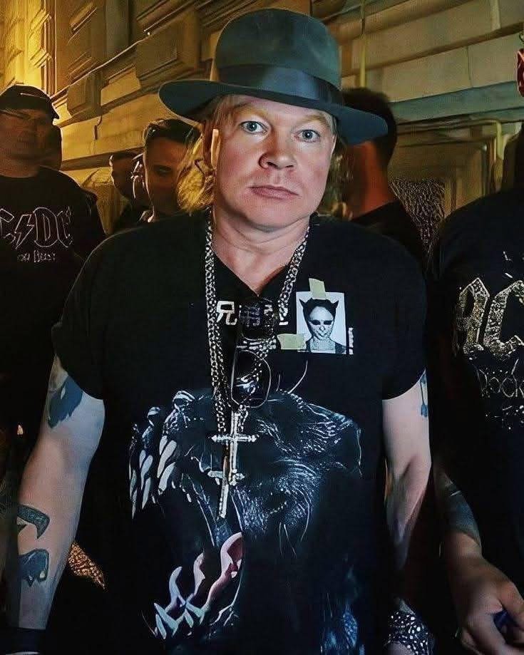 AxlroseWBRln's tweet photo. Axl Rose
🌹❤️😊😎 https://t.co/webQb5cgx6
