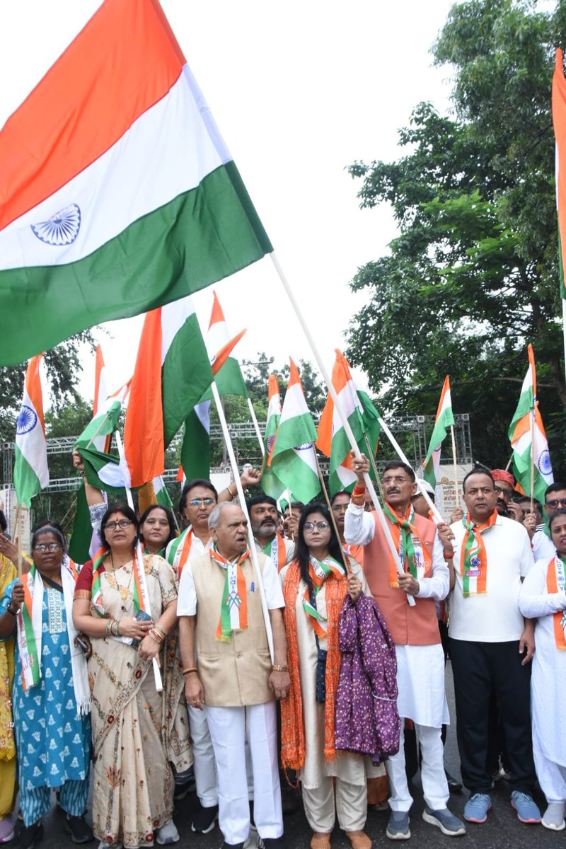 SethSanjayMP's tweet photo. हर दिल तिरंगा 🇮🇳 हर घर तिरंगा 🇮🇳

आज से 17 अगस्त तक चलने वाले #HarGharTiranga अभियान से जुड़ें और अपने घर पर तिरंगा फहराकर देश के प्रति सम्मान, गौरव और एकता की भावना को मजबूत करें। तिरंगा यात्रा में अपनी सहभागिता सुनिश्चित करें।
वंदे मातरम्! भारत माता की जय!
#HarGharTiranga 
#TirangaYatra #Ranchi 
#Jharkhand #JaiHind 

@narendramodi @gssjodhpur
@MinOfCultureGoI @RanchiPIB