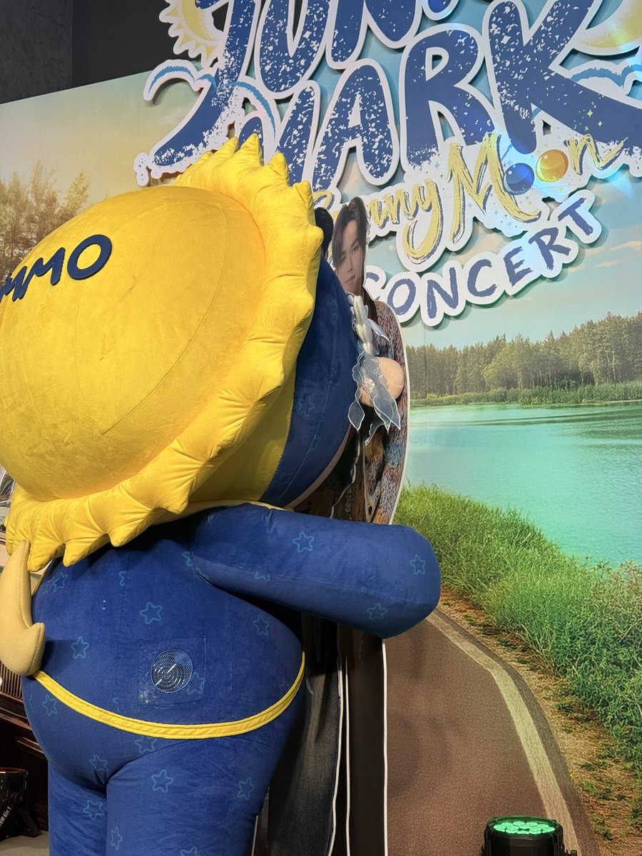 jummo__gmmtv's tweet photo. คัยซน ม่ายมีนะ แค่มายืนดูคนร้ากกาน
#JuniorMarkConcertD3
#JUMMO https://t.co/E7UQFPn8m0
