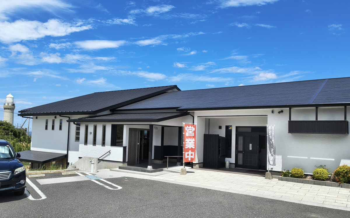 uradeka1's tweet photo. 金曜のランチは「元祖 瓦そばたかせ 角島岬店」で「元祖瓦そば ミニ海鮮丼セット(特選海鮮丼ミニ)」(3278円)。
瓦の上で熱せられた茶そばは、最初はしっとり、後半になるほどパリパリに。
甘めの秘伝のつゆには魚介の旨味がしっかり効いてます。
ミニ海鮮丼とのセットにするとボリューム十分！ https://t.co/lZCNrFmJjW