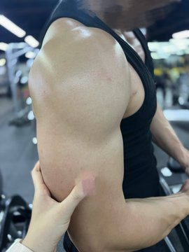 xlexy7's tweet photo. ジムで話しかけたら我慢できなくなって今これ https://t.co/GVNj94iern