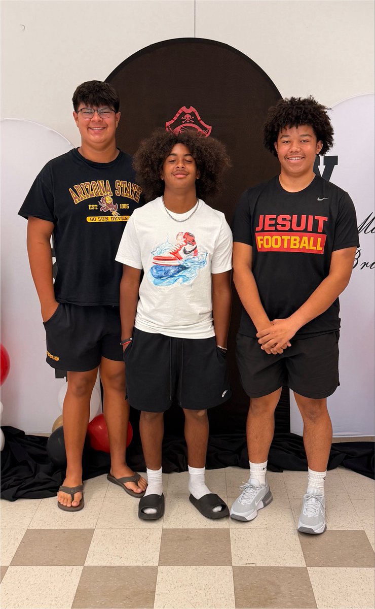 MaximoVaughn_'s tweet photo. Had a great day at the varsity football retreat with my team and coaches. Happy to spend some of it with my mom and dad too. @Jesuitsacfball #thejourney #amdg #co2029 https://t.co/GcYhHg59nE