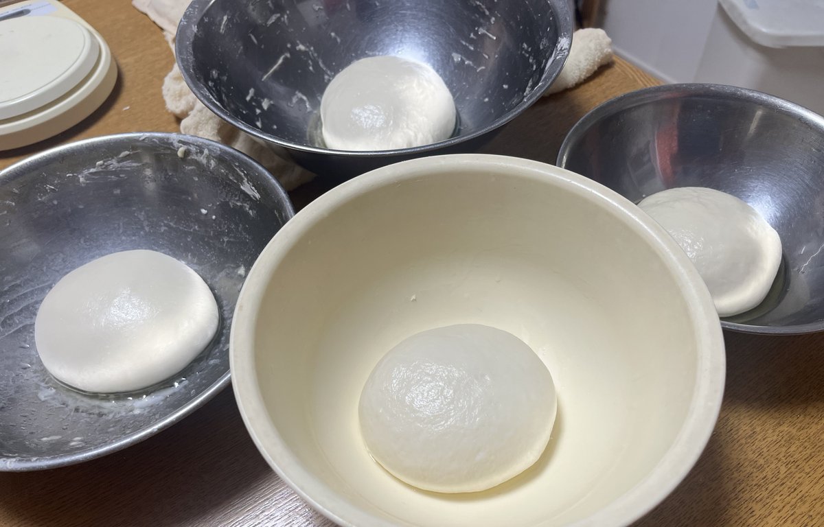 sgh_Catsith's tweet photo. 実家でもピザ生地作り。
捏ねて、4分割して、膨らんだ！ https://t.co/RPZxx772Oj
