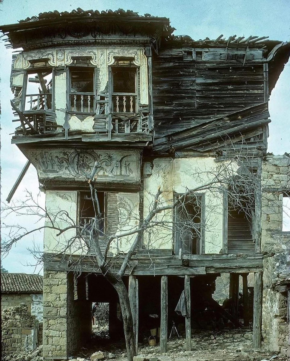 tasvirsanatlari's tweet photo. Yok Olan Kalem İşi Süslemeleriyle Anadolu Sivil Mimarisinden Bir Örnek: Adatepe Mehmet Ağa Konağı

Çanakkale’nin Ayvacık ilçesine bağlı Adatepe Köyü’nde yer alan Mehmet Ağa Konağı, Anadolu sivil mimarisinin dikkat çekici örneklerinden biridir. Yapının 19. yüzyılın ilk yarısında inşa edildiği tahmin edilmektedir. Özellikle günümüze ulaşamayan kalem işi süslemeleri, konağın döneminin bezeme anlayışını yansıtan önemli unsurları arasında yer almaktadır.

Via: Mehmet KoçakTürk