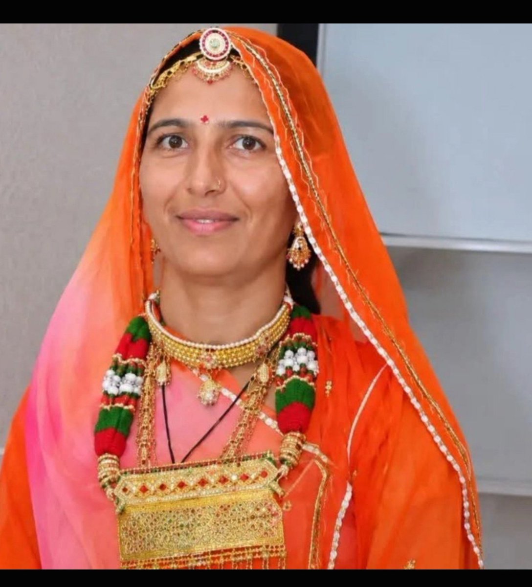 SangitaBishnoi_'s tweet photo. लोहावट की भंवरी देवी हत्याकांड में न्याय कब मिलेगा?
भंवरी देवी हत्याकांड को आज 14 दिन बीत चुके हैं, लेकिन पीड़ित परिवार और न्याय की मांग कर रहे लोगों को अब तक प्रशासन की ओर से कोई ठोस जवाब नहीं मिला है। न्याय की उम्मीद में लोग पिछले 4 दिनों से अनशन पर बैठे हैं, लेकिन जिम्मेदार प्रशासन की चुप्पी बेहद पीड़ादायक और चिंताजनक है।
यह सिर्फ एक परिवार की लड़ाई नहीं है, यह उस व्यवस्था से सवाल है जो एक बेटी, एक माँ और एक परिवार को न्याय दिलाने में इतनी देर कर रही है। आखिर पीड़ित परिवार कब तक दर-दर भटकता रहेगा? अनशन पर बैठे लोगों की आवाज़ कब सुनी जाएगी?
प्रशासन से स्पष्ट मांग है कि इस मामले में तत्काल गंभीरता दिखाते हुए निष्पक्ष जांच, दोषियों के खिलाफ कठोर कार्रवाई और पीड़ित परिवार को न्याय सुनिश्चित किया जाए।
अनशन पर बैठे लोगों की सेहत और सुरक्षा की जिम्मेदारी भी प्रशासन की है। किसी अनहोनी का इंतजार करने के बजाय सरकार और प्रशासन को तत्काल बातचीत कर समाधान की दिशा में ठोस कदम उठाने चाहिए।
14 दिन का इंतजार बहुत है।
4 दिन का अनशन भी बहुत है।
अब चुप्पी नहीं, जवाब चाहिए।
अब आश्वासन नहीं, न्याय चाहिए।
#भंवरी_देवी_को_न्याय_दो
#लोहावट_हत्याकांड
#JusticeForBhanwariDevi
