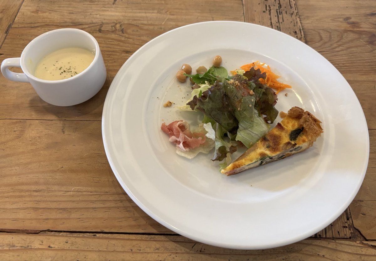 tig56407's tweet photo. 柄にもなく私的にはオシャレランチ！
男1人は私だけで恥ずい😭
サンドイッチ専門店で
好きな🥪と前��+ドリンク☕️セットのみ
パンは胚芽選択
野菜類は凄くフレッシュでシャキシャキ
ベーコンは焼きたてでパンから熱さが伝わって来ます
どれも丁寧な作りで凄く美味しい😋
特にBLTはやはり絶品でした https://t.co/2pHz0LJPTh