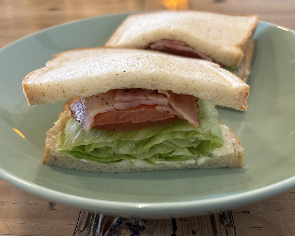 tig56407's tweet photo. 柄にもなく私的にはオシャレランチ！
男1人は私だけで恥ずい😭
サンドイッチ専門店で
好きな🥪と前��+ドリンク☕️セットのみ
パンは胚芽選択
野菜類は凄くフレッシュでシャキシャキ
ベーコンは焼きたてでパンから熱さが伝わって来ます
どれも丁寧な作りで凄く美味しい😋
特にBLTはやはり絶品でした https://t.co/2pHz0LJPTh