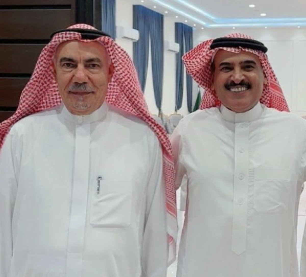 alrotayyan's tweet photo. وداعا أبن العم الغالي العالي
وداعا شيخنا النقي التقي.

سنحدث الذي لم يولدوا
عنك.. وعن كل الذين رحلوا.
يسقط نجم في سماء التومان
ويلمع في سماء��ا ألف نجم
لأن التومان مناجم
للمروءات والمكارم.

وداعا ولد مشل
وداعا أخو شاهه
تغيب بوجودك
وتبقى بجودك

من البارحة وعيوني
أكثر فصاحة من لساني https://t.co/0KB7GeOdfS