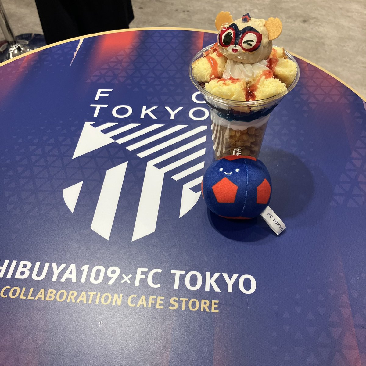 sn51's tweet photo. あの試合の次の日に行くというドMメンタルで109のコラボカフェに行ってきた！
味はまぁコラボカフェだよネ…って言うクオリティだけど可愛いからよし。
子供用にキッズリュックも買った！

#fctokyo https://t.co/SwXmLRMKaq