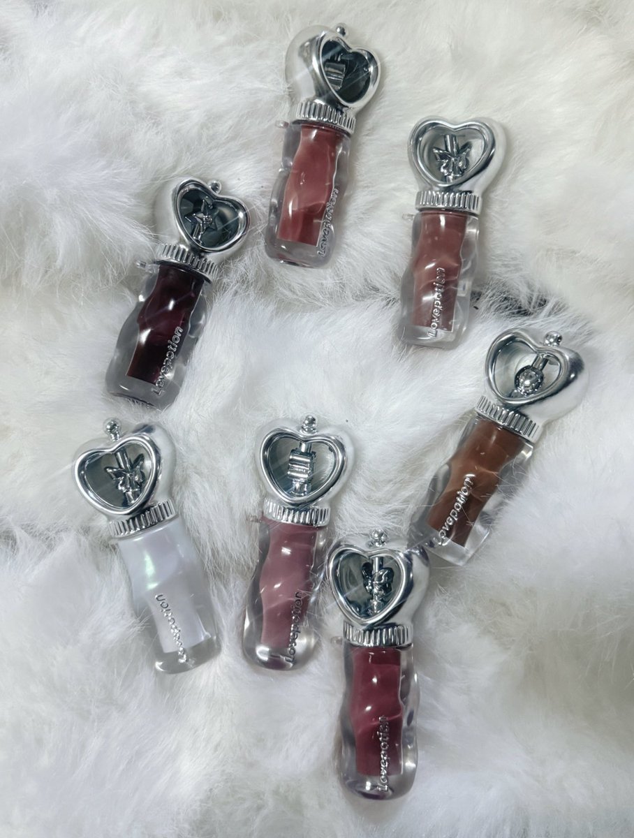 lovelyy19_'s tweet photo. ช่วงนี้หยิบ Love Potion 🪄🫧 มาทาบ่อยมากกก สี 02 คือสวยแบบตะโกน ปากฉ่ำวาวดูอิ่มฟู แต่เนื้อไม่เหนียวเลย ทาแล้วปากนุ่มๆ ดูสุขภาพดี สีชัดแต่ไม่หนัก เติมระหว่างวันได้สบายๆ

เป็นกลอสที่ให้ฟีล “ปากสวยแบบไม่ได้ตั้งใจ” มาก 🥹💋 ใครชอบลุคปากฉ่ำๆ ต้องลองสีนี้เลย https://t.co/9KF8sUGhdG