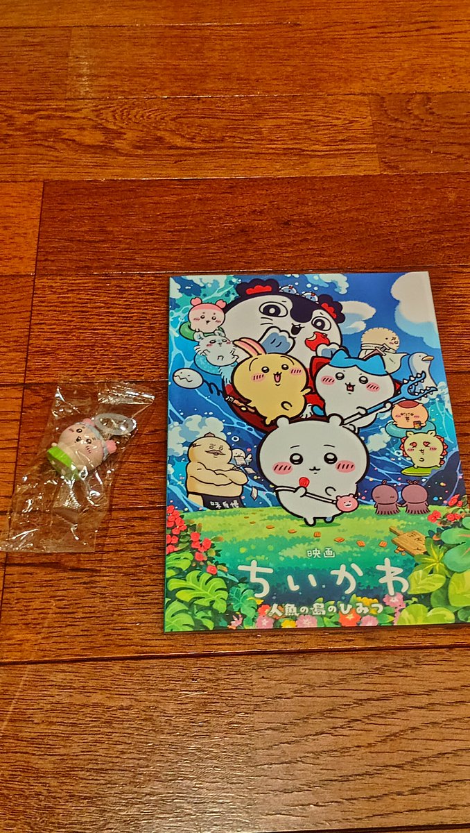 aiiro0304's tweet photo. 先週土曜日に映画『ちいかわ 人魚の島のひみつ』を見てきました！金曜日にグッズに並び、朝7時開店とは知らず8時に着いたら首振りマスコットは完売。でも後からゲットできて良き。エニマイくじではC賞のうさぎも引けまし��✨ https://t.co/0uuk2Yk2CX