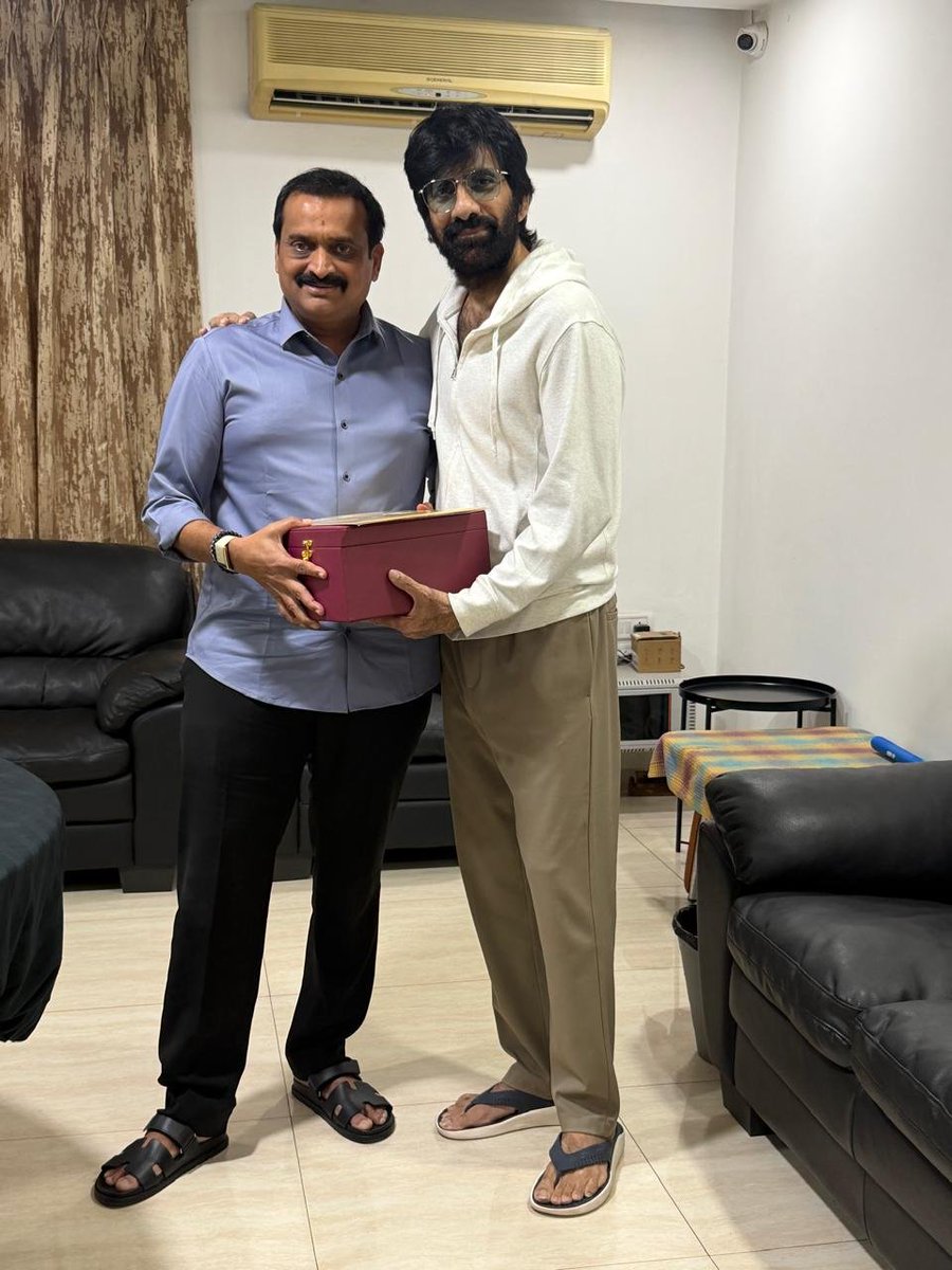 ganeshbandla's tweet photo. మా ఆంజనేయులు, మాస్ మహారాజా @RaviTeja_offl అన్నని ఈ నెల 16న జరగనున్న మా కుమార్తె జనని వివాహ వేడుకకు ఆహ్వానించడం జరిగింది.

#JananiSuryaPayanam https://t.co/LZPDV1f4ng