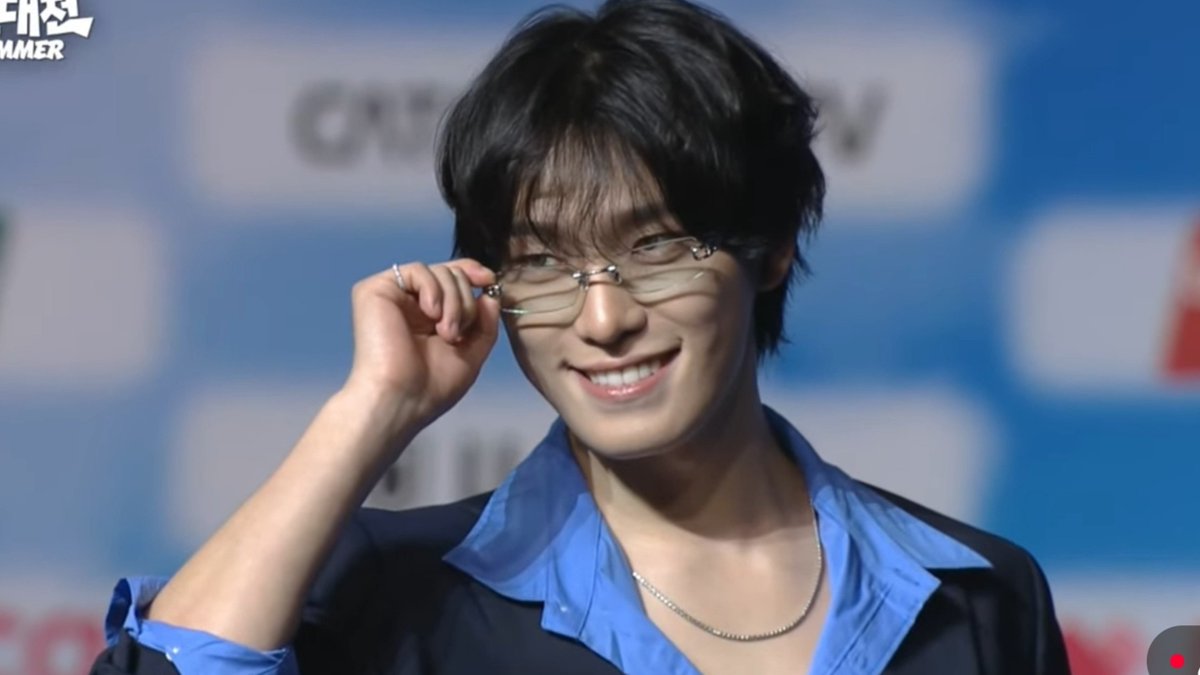 mingyursonly's tweet photo. DINO as Picheolin on the BLUE CARPET! 💙😎 LOOKING SO FINE AS HELL! 

DINO ON GAYO DAEJEON SUMMER
#디노X피철인_SBS가요대전
#DINO_SBSGayoDaejeon 
#2026SBS가요대전SUMMER @pledis_17 https://t.co/2ubtxctFsT