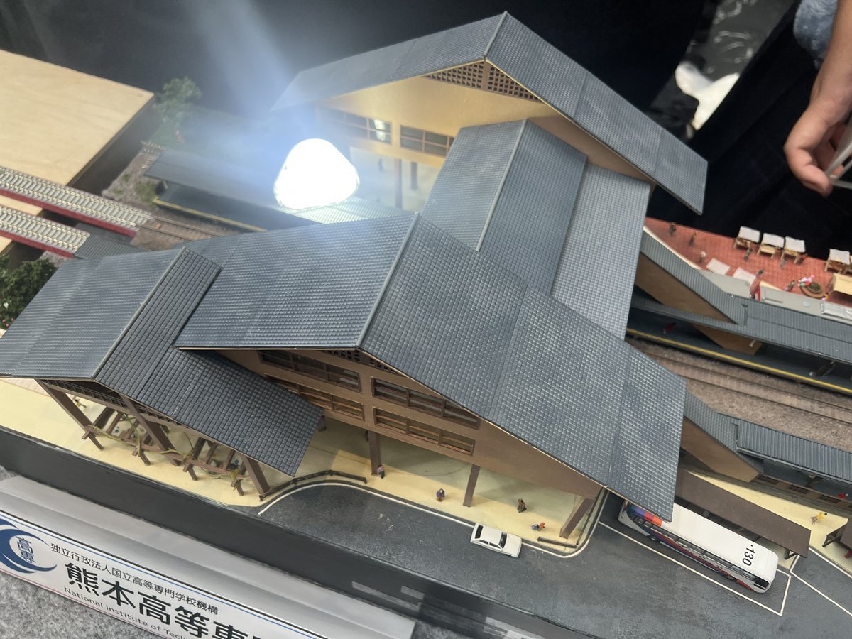 ebi_tekke_n's tweet photo. これも思わず反応した。後から臨時で照明してるとのこと。確かにこれは照明がないと勿体無い。今地震で大変だろうけどこうして出展できてよかったのだ。全国大会の意義であるのうと思った。応援したい。 https://t.co/2GHrZa5O5U