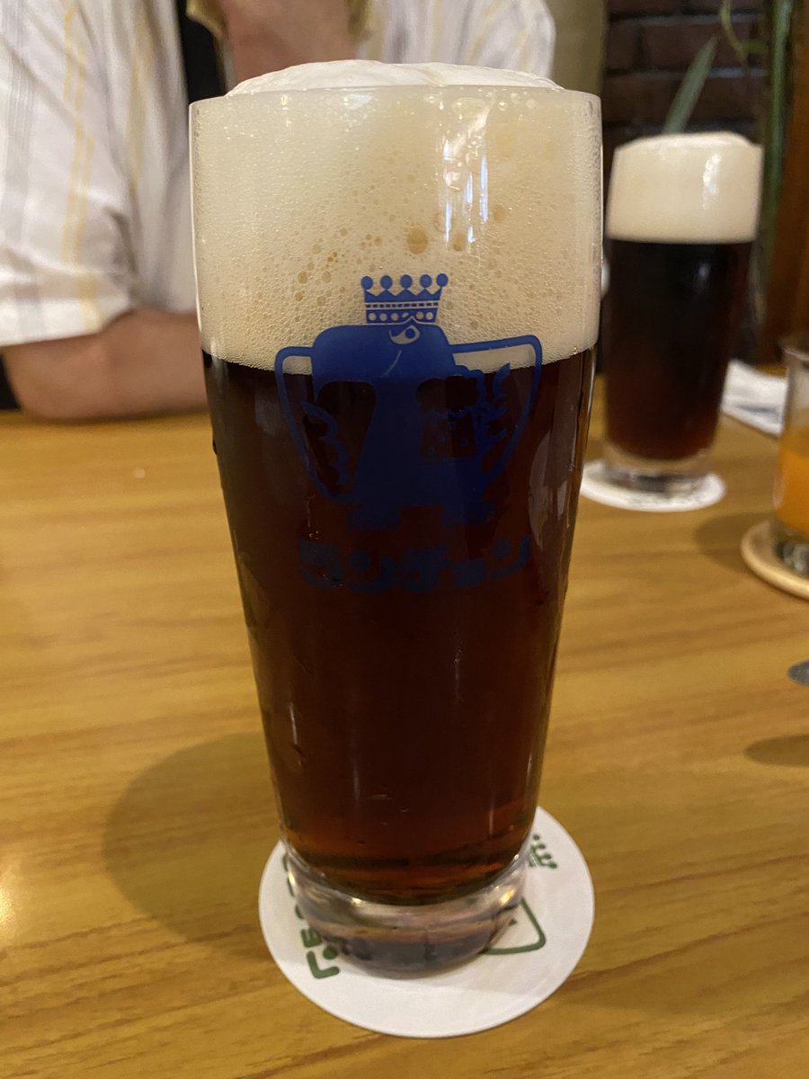 hideh06's tweet photo. さて…、ビールです❗️

神保町の老舗ビアホール、ランチョン　にて、
スモークサーモン、エビクリームコロッケ、
ハーフ&amp;ハーフで🍻乾杯です！

コロッケはエビの味がしっかりしていて美味しい！
いや、暑いなー
#ビール
#ハーフアンドハーフ
#神保町 https://t.co/Aa8iKHqGtg