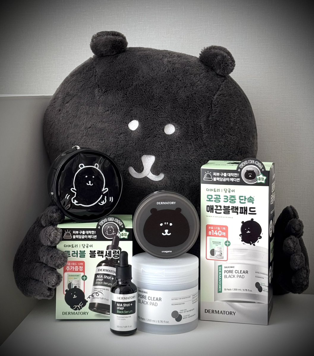 melongomm's tweet photo. #제품제공 #더마토리
🐻‍❄️🖤롱담곰씨도 놀라버린
내일 8월 10일 월요일
무신사에서만 한정수량 런칭🎉

「더마토리X블랙담곰이에디션」

⚫️블랙패드⚫️피지잡아 매끈모공
🆕블랙세럼🆕트러블 잠잠 피부진정
-블랙세럼은 블랙패드10매와
담곰이 원형파우치가 세트🎁

@dermatory_kr https://t.co/wdIteddplx