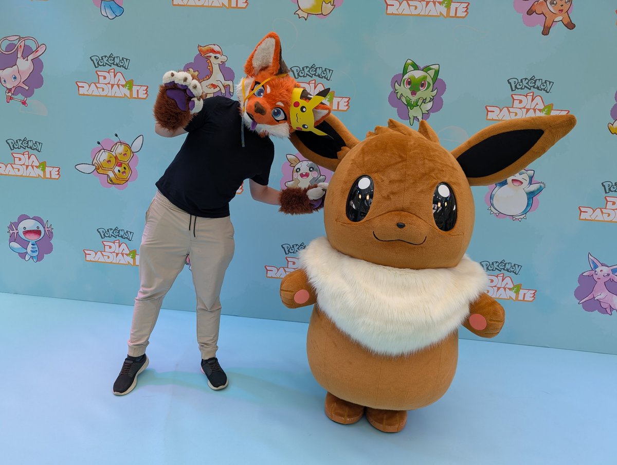 FoxKicho's tweet photo. Fuimos un rato al evento de Pokémon día radiante y la neta en 1000 años me hubiera imaginado que me dejarán meter el fursuit y menos que Pikachu me copiara mi pose fea jajajaj
#Pokémon #DiaRadiante #Furry #Fursuit #Fursuiting #Pikachu #Eevee https://t.co/U6CRqkP8AO