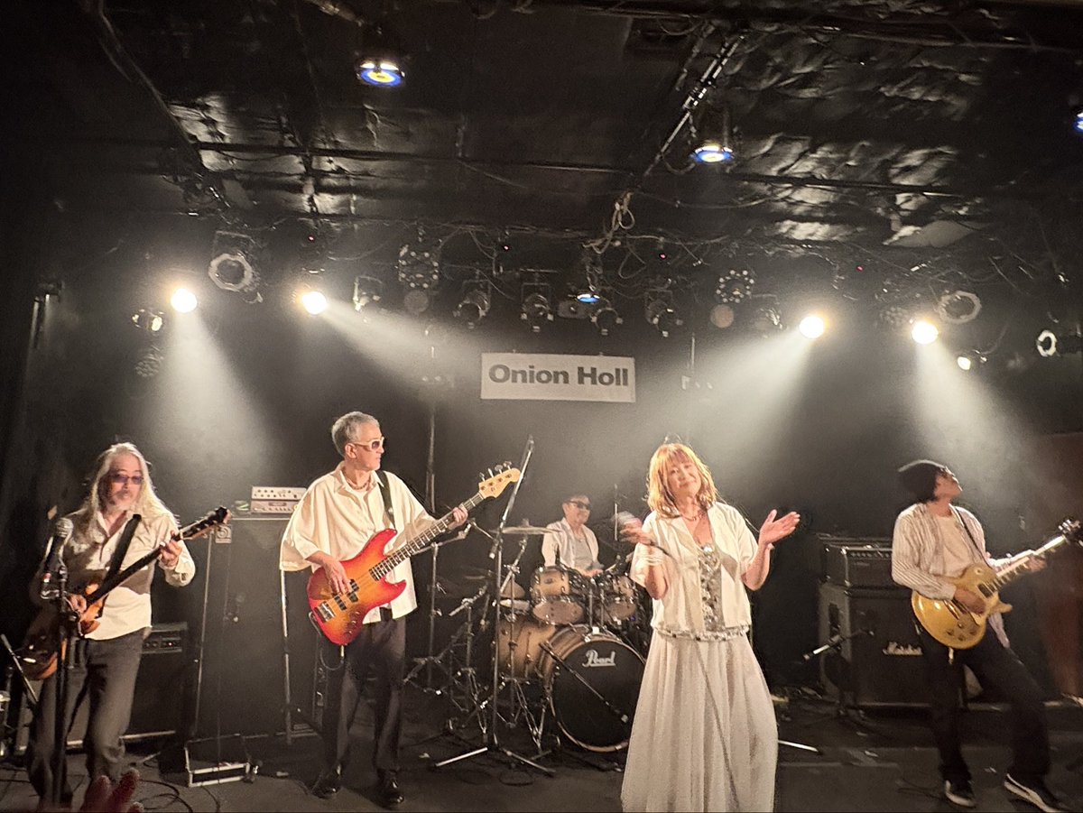 daidai112423's tweet photo. R.8.8.8
「NAON NO ONION Vo.2」
とにかく楽しかった〜♪ْ˖⋆
札幌、旭川、帯広、北見から歌姫が集まった✨
女性ヴォーカルのイベントだったけど。
なんと同級生三人がこのステージで歌うという。感慨深い夜だった✨
まだまだいくよ〜♪ْ˖⋆
そう誓った夜✨
ありがとうございました·͜·♡ https://t.co/DWevetlvjR