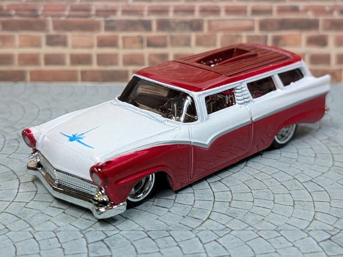 musclevw's tweet photo. Hot wheels / 2020
8 Crate
Ford Ranch Wagon
Ford Parklane
がベースのオリジナル

リアの巨大V8エンジンと
フロント＆リアのピンストライプが🔥👍
色違い欲しい😍
#hotwheels #ホットウィール #8crate https://t.co/NJvEgfeM5V