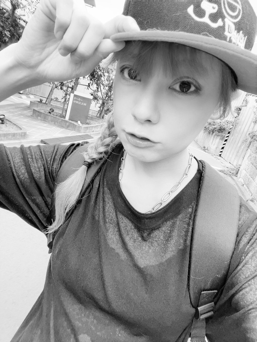 LUY1221's tweet photo. バー出勤前に、とあるお仕事の打ち合わせのため、ちょいと早めに出発。

なんか久々に二日酔いをしておるです🤪
暑いです🫠

ココロだけは異常に元気です🥴 https://t.co/PJPezlikPo