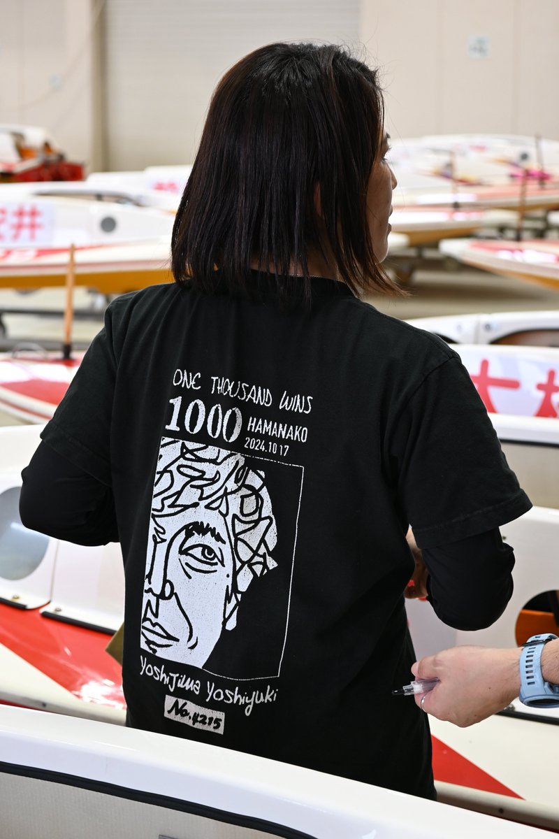 sponichiboat's tweet photo. 【#ボートレース徳山 PGⅠ #レディースチャンピオン】

今節は多くの選手が #三浦永理 の1500勝達成Tシャツを着用！
三浦は「2月のスピードクイーンメモリアルのときにたくさん配ったからね」と笑っていましたが…

#落合直子 は三浦の夫である吉島祥之の1000勝達成Tシャツを着用し「（三浦の記念Tシャツは）売り切れたと言われてくれなかった。だから対抗してこれを着ている」と笑っていました！