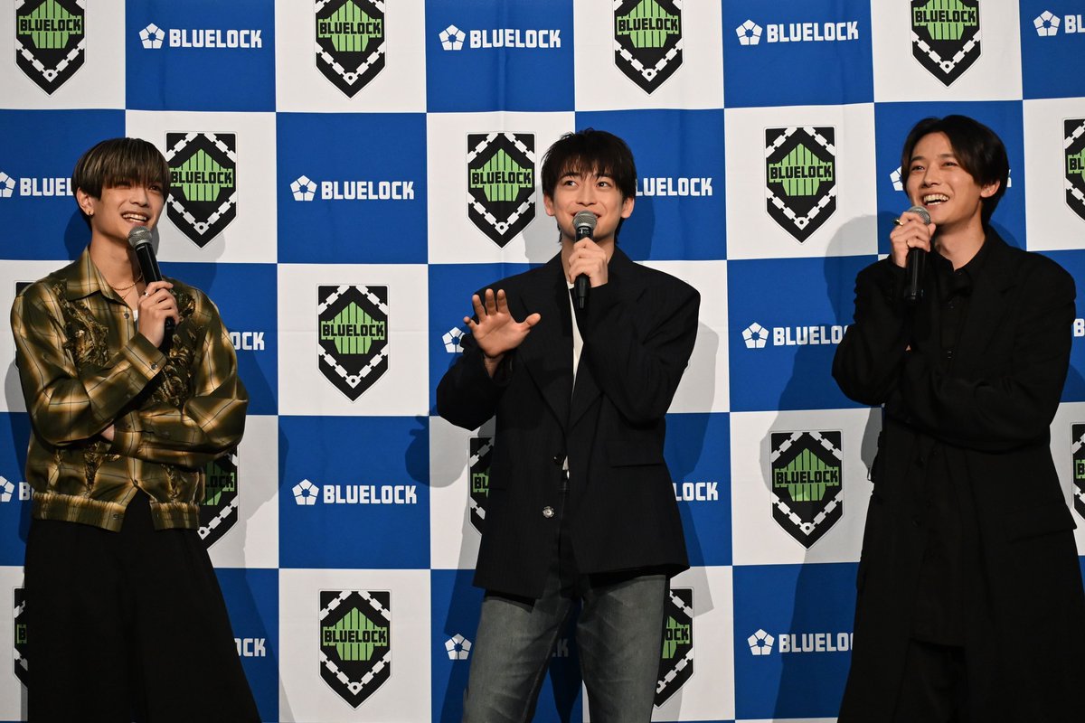 oshiraku's tweet photo. 📍推し楽 ニュース💌

高橋文哉、櫻井海音、高橋恭平「ブルーロック」舞台挨拶に登壇！ サッカーのパス披露も、ボケはスルー…？

詳細はこちら👉https://t.co/2G969TZL7n

#ブルーロック https://t.co/UknWOuFAy3