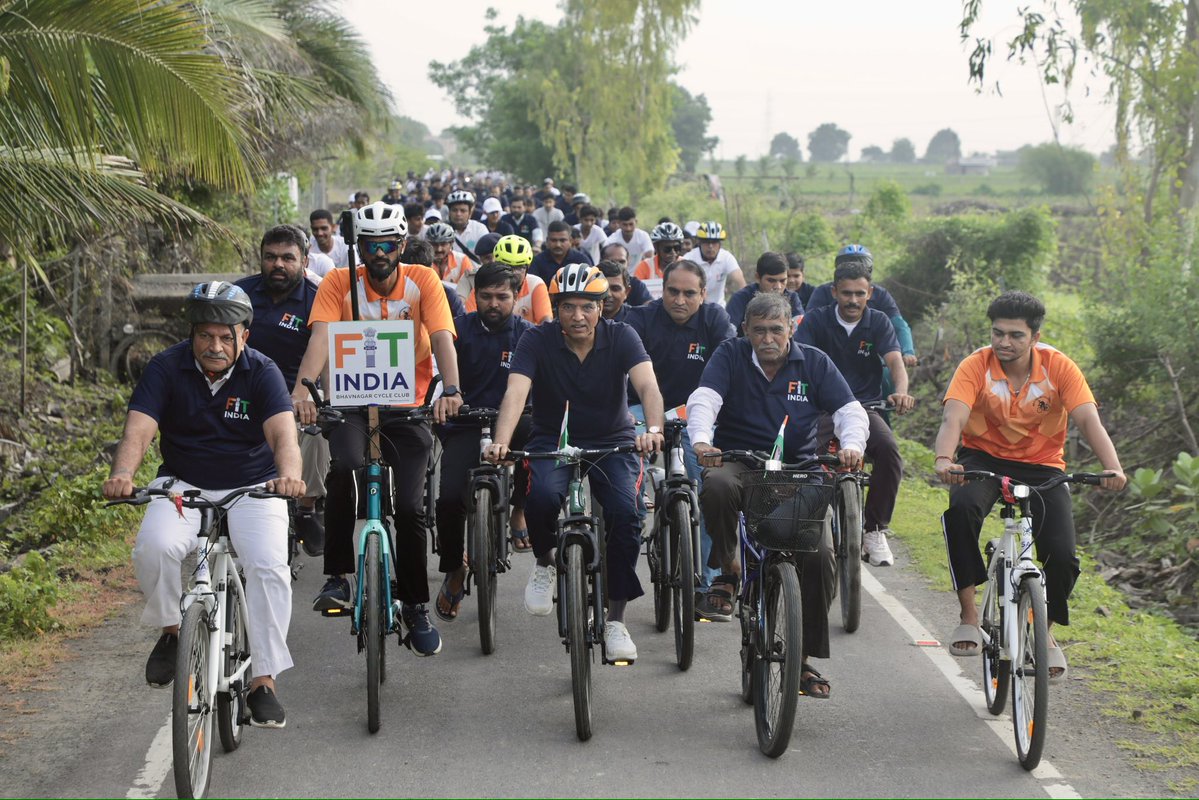 mansukhmandviya's tweet photo. प्रधानमंत्री श्री @narendramodi जी के 'नशा मुक्त भारत' के संकल्प को गति देता आज का Fit India #SundaysOnCycle.

📍 तीर्थ ग्राम हणोल, गुजरात https://t.co/K76SR19M9e