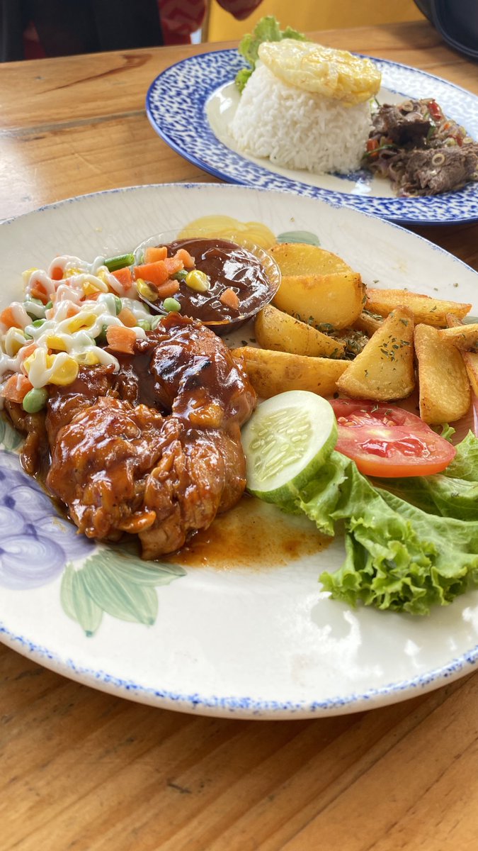 moiw0o's tweet photo. Sumpahh ini steak enak bgt bzieer😭 https://t.co/WjqsgaE1Yf