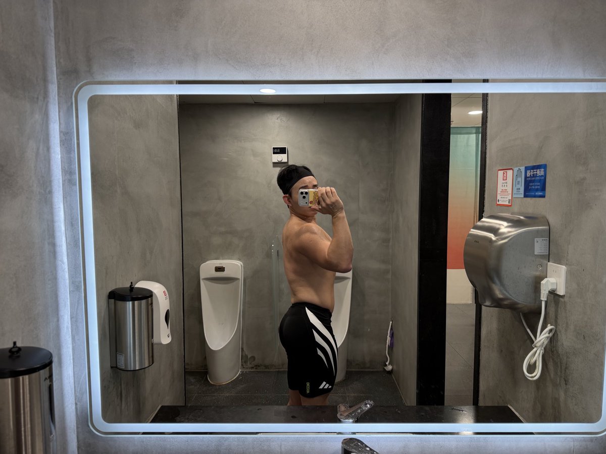 Junyeol_ma's tweet photo. 훈련을 마치고 온몸이 다 흠뻑 젖었어…
After the training, I was soaked all over... https://t.co/mbYVAfUlUC