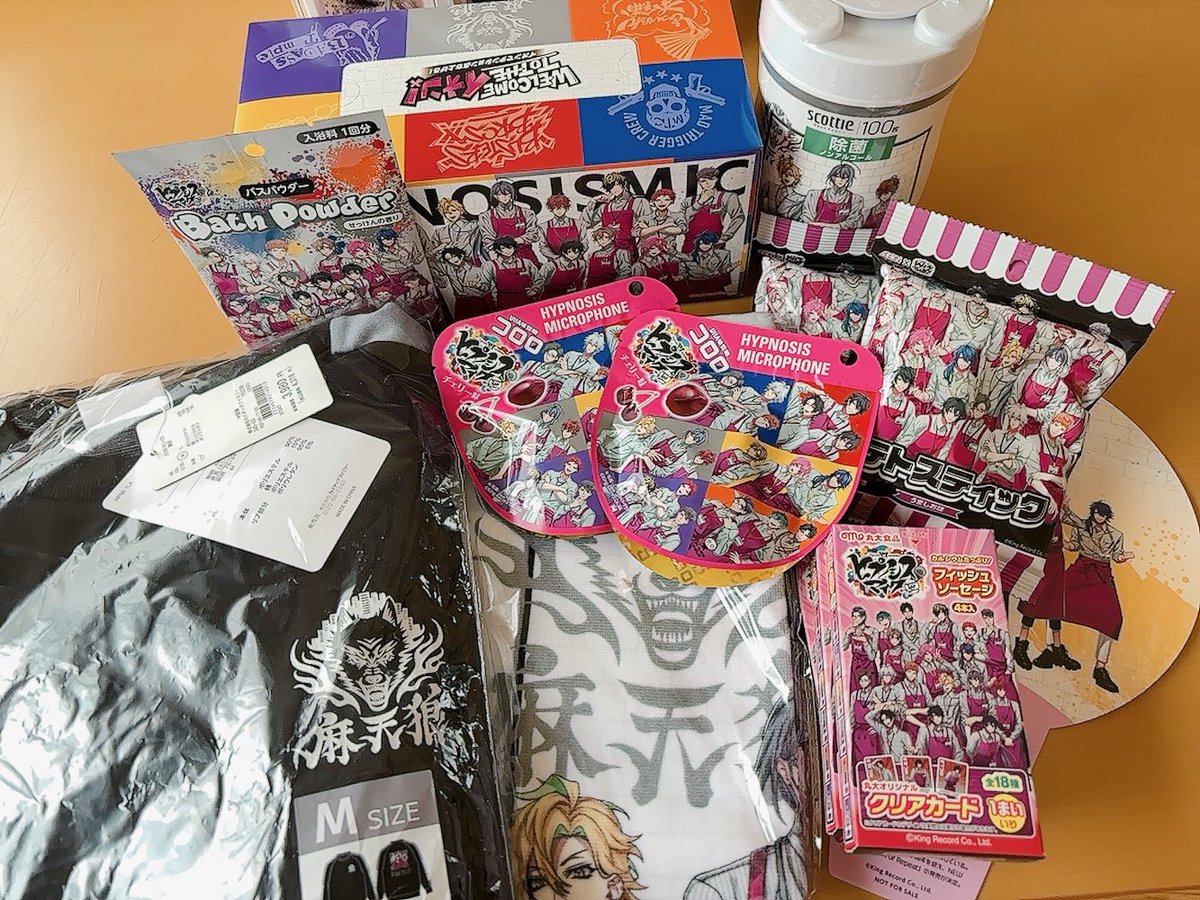 NaGchamPa118's tweet photo. 3店舗回ったけどくじ既に遅しだった😭グッズもジュクほぼ狩られててちょっとしか残ってなかった😢
ルームウェアはバックプリントがちょっとな…と思ってたけどMサイズラスイチだったのでつい捕獲してしまったよ https://t.co/WerY6lJGa3