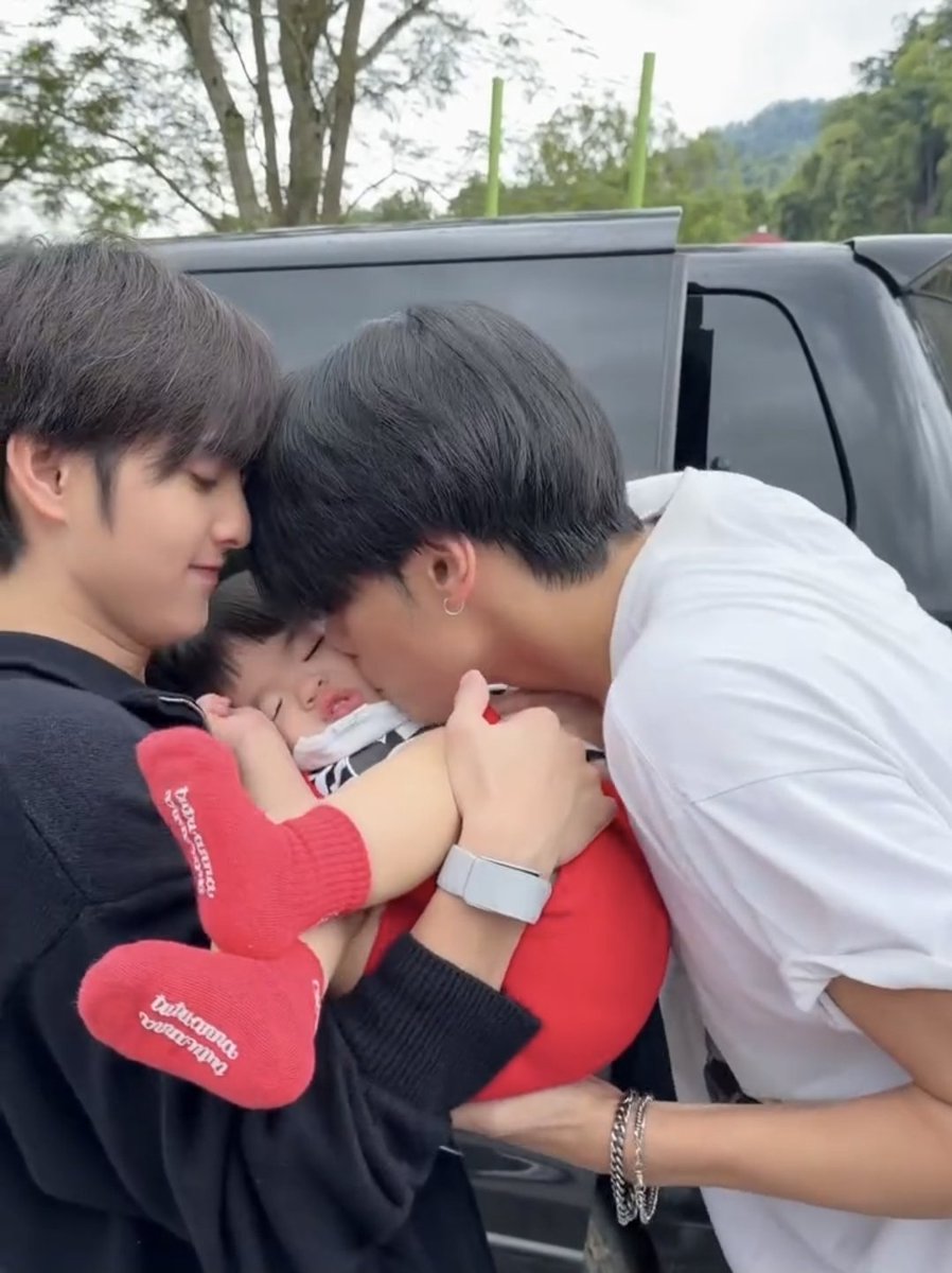 babybarbiepeem's tweet photo. อหๆๆๆๆๆๆ จังหวะภีมจุ๊บเคเด้น แล้วปากเป้อโดนหัวภีม กุเดรสสสส ช่วยกุด้วย ไม่ไหวแย้ว https://t.co/nuYQBM6sF8