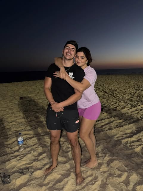 EricRuizRP's tweet photo. Sun wen leave da island for da night, but me and @AviannaPradarp still at da beach. Couple friends came through, few drinks, some music, and just soaking up da last of da aloha vibes before we call it. https://t.co/SouHVraqON
