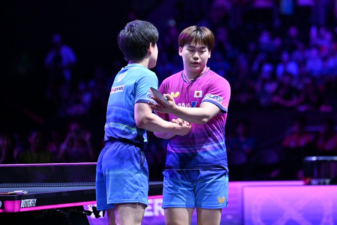 takurepo's tweet photo. #WTTチャンピオンズ横浜
▼男子シングルス準決勝
張本智和（日本）　4(4,9,-8,-15,5,9)2　松島輝空（日本）

国際大会では4勝0敗と分のいい張本が立ち上がりから気合い十分のプレーで2ゲームを先制。松島が豪打で1ゲームを返すと、第4ゲームのジュースも17-15で制して2対2に。第5ゲームは中盤まで競り合うも松島の集中力が途切れ張本が11-5とし王手。最後まで高い集中力で攻め続けた張本が先輩の意地を見せて決勝進出を決めました。2連覇をかけて呉晙誠と対戦します。

#卓球 #卓球レポート #WTTYokoham