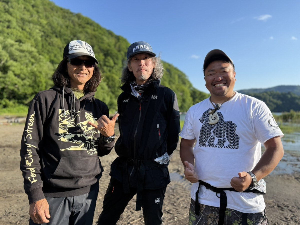 SHINGOSHAD's tweet photo. 6月に撮影した桧原湖の放映日が決まりました(^-^ゞ。

　【主演】・竹内洋岳さん(プロ登山家)
　【助演】・後藤君(…)
【ガイド】・SHINGO 

BS日テレ 4ch 
夢釣行〜一魚一会の旅〜
2026年8月15日
土曜日 17:00〜放送予定

こんな3人が桧原湖を満喫します(たぶん)

宜しくお願いします。 https://t.co/LcFWOthWQr