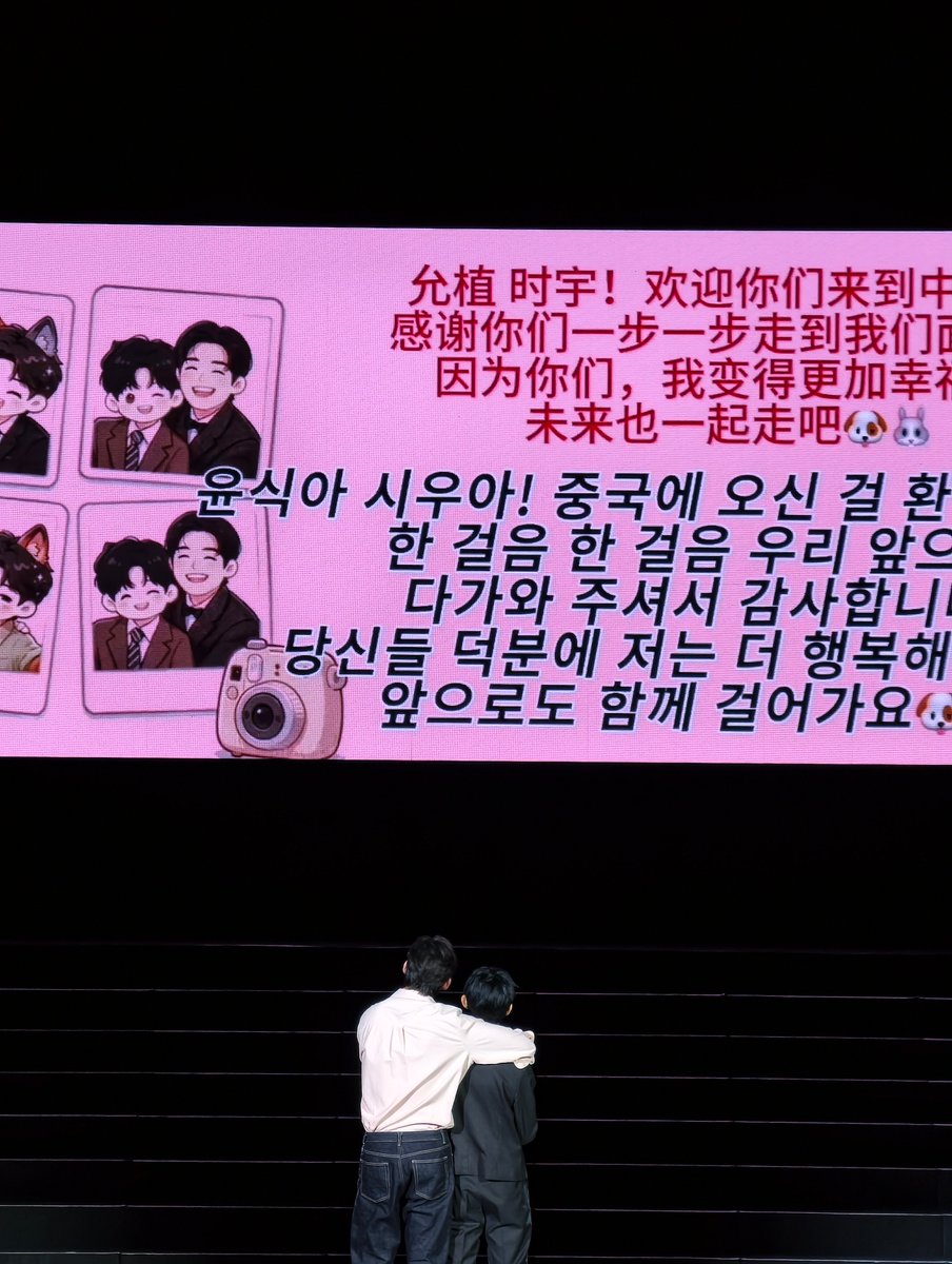 3zzz1s's tweet photo. 혹시 이 자세로 봐야되는 이유가 잇어? https://t.co/QBxyn2k5Ls