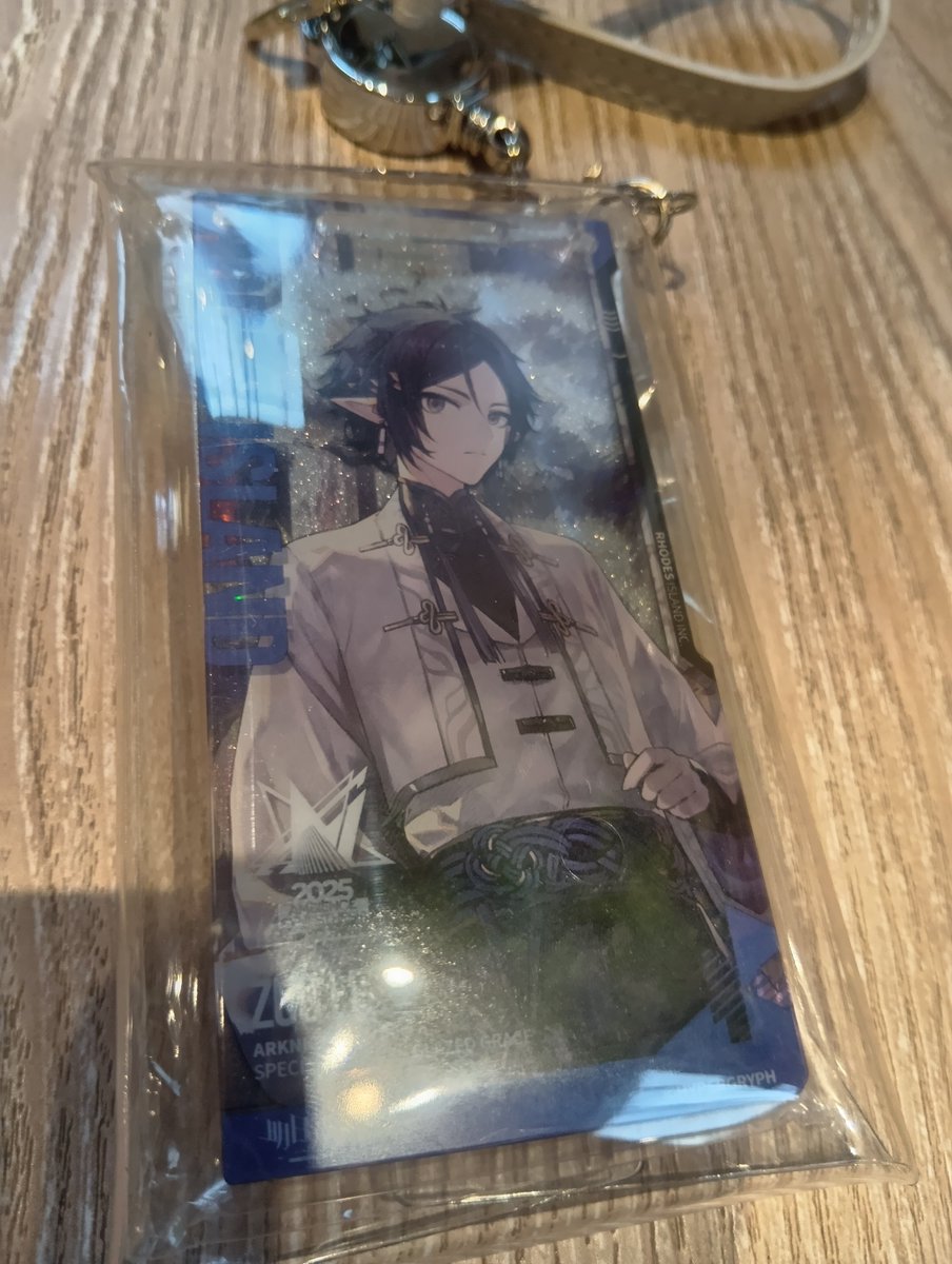 Nox4Cepl's tweet photo. 全部ダイソーで、
流砂風通行認証パスケース作れます（330円）
キラキラした紙とパス用の紐それとケース最後にお好みの通行認証だけです！
ハンドメイドが苦手な方でも切って入れてしまうだけ（ハサミなくても作れる）なので簡単ですよ！極東工業までの繋や輸入が怖い人はぜひ作ってみてください！ https://t.co/Sc7dy9EFTs