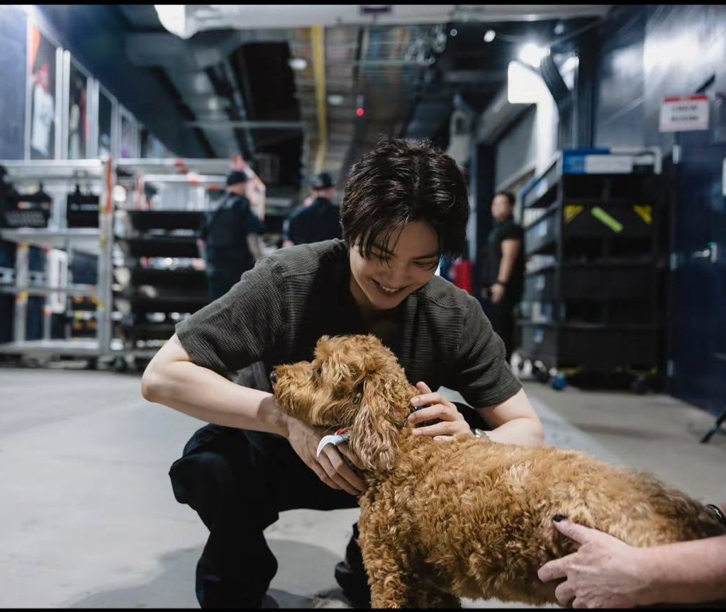 Aamyungv's tweet photo. I am sooooooooo in love with him 😭😭😭 https://t.co/17wBnZldSg