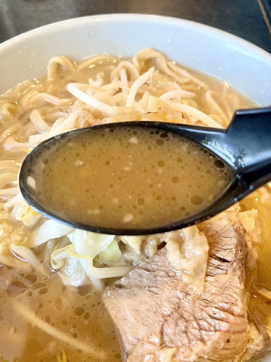 maaboomenman's tweet photo. 新潟県見附市上新田町513-1の【ラーメン 弐豚(ニトン) 見附本店】の『豚ソバ[肉1枚](¥940税込)』♪店イチ推しメニュー♪"増し"なく"増し増し"なく大盛なく特盛なく自信なくモブキャラっポく"麺カスタム"♪麺:並盛(270g)♪野菜:少なめ♪アブラ:普通♪ニンニク:少なめ♪ #新潟グルメ #新潟ラーメン #弐豚 https://t.co/MCp8p01jNe