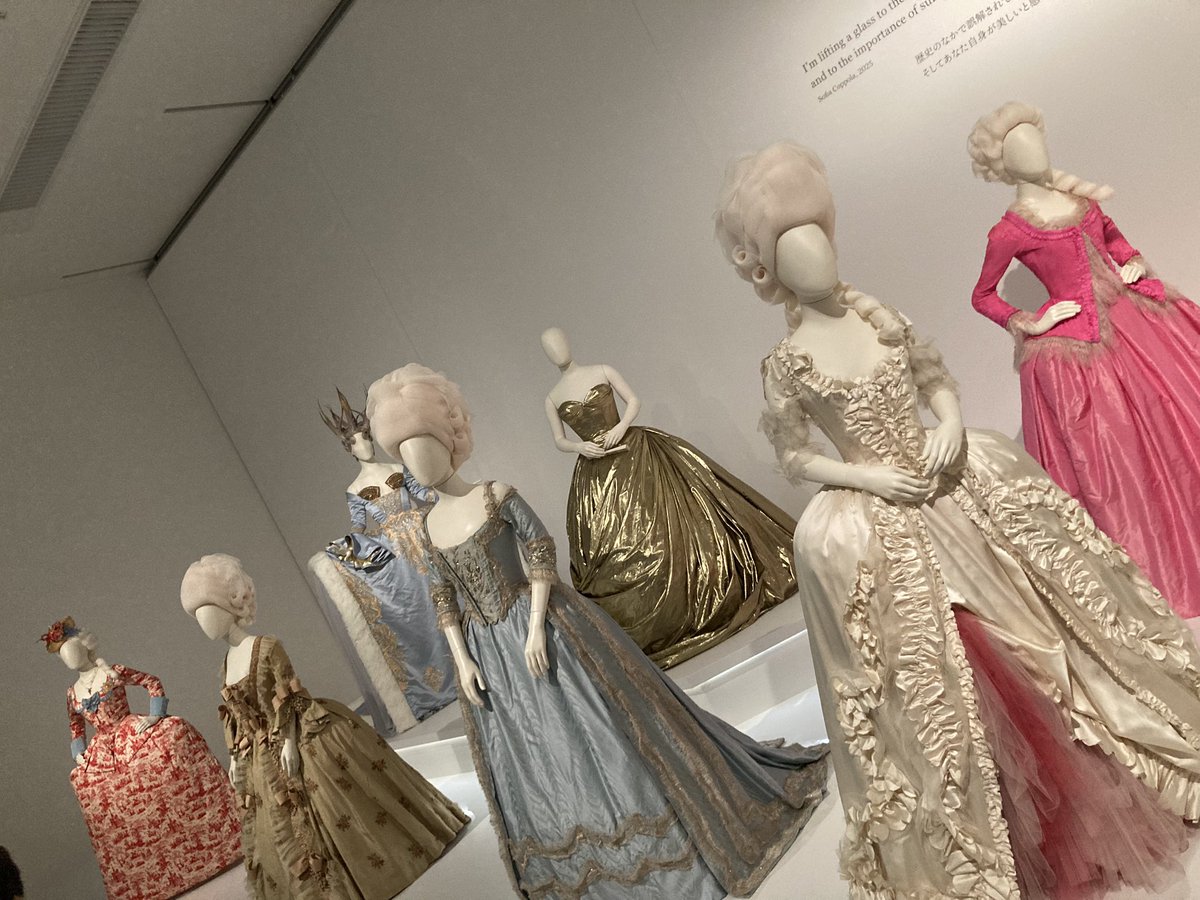 takonoretasu's tweet photo. 横浜美術館の
マリーアントワネット展行ってきた🇫🇷
予想以上にいい展覧会だった（ビクトリアアルバート美術館から来てる作品だしね）
でもめちゃ混んでる
（美術館ありがち） https://t.co/uKUSSq3m5q