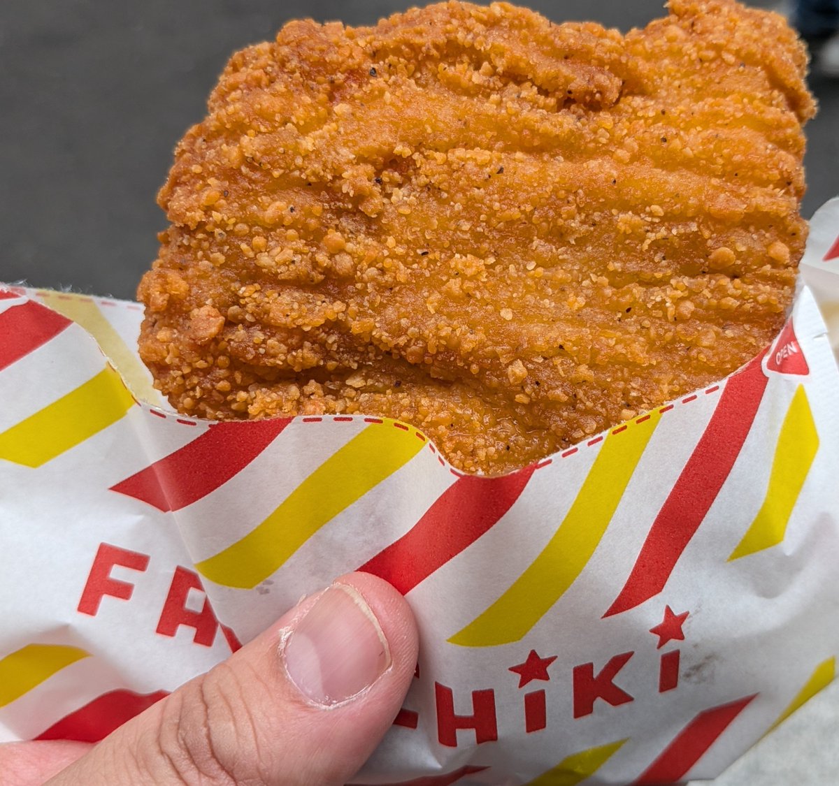NaruLikeMacross's tweet photo. ファミチキデカい（笑） https://t.co/xHlDdM9WCj