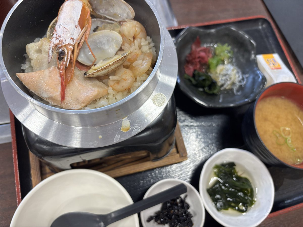 shu_110's tweet photo. 今日は釜飯食べた
お値段もよかったが( ･ω･)ﾌﾑ https://t.co/UiJPVOMweq