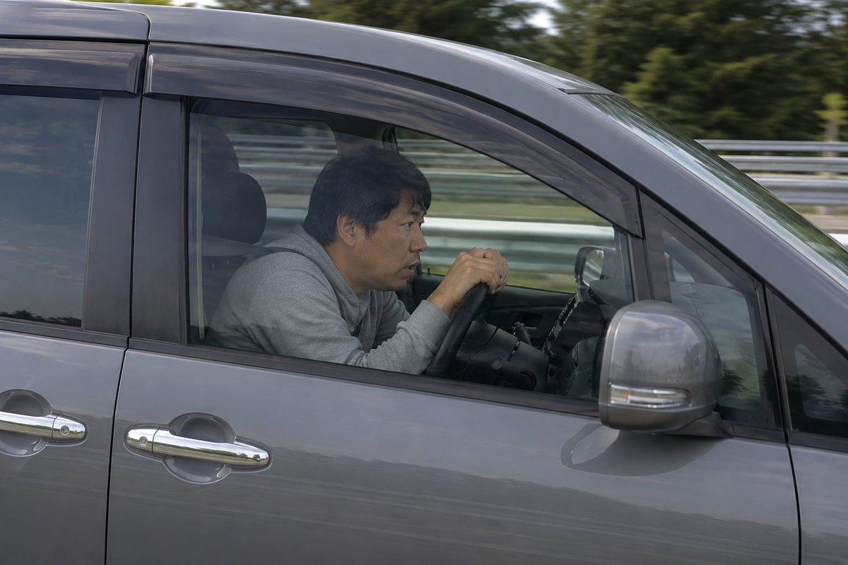 fratoko's tweet photo. しかし、高速道路で左側がガラガラなのに単独で追越車線を走り続けているドライバーは、一様に運転姿勢が悪いですね。それもふんぞり返り系ではなく、ハンドルを抱え込んで前方だけを見つめている。そりゃ後ろなんか見ないだろうな。 https://t.co/p4ZxXkJJrL