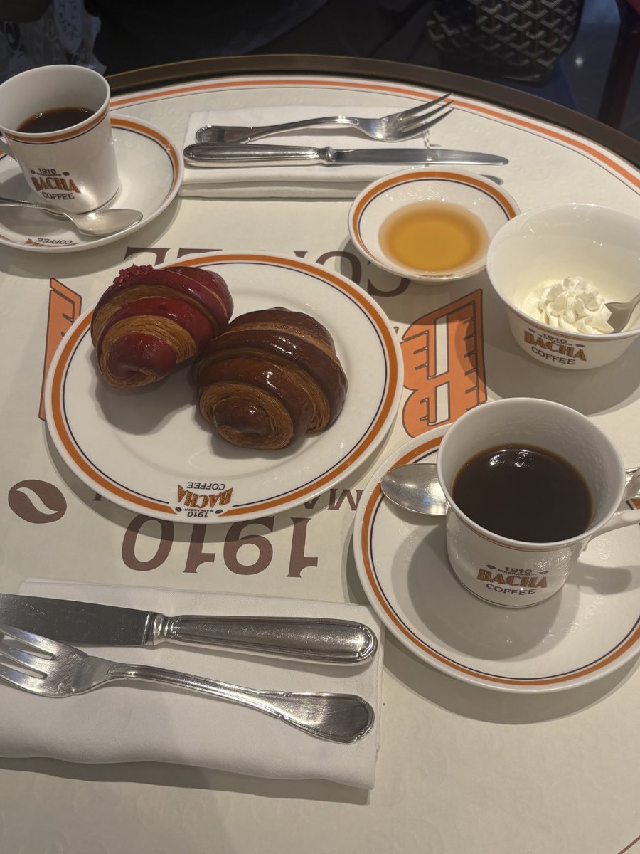 ioyrdkele's tweet photo. Finally got to try the Hermes of coffee!

Let me share my experience with you all.

Because it's the most expensive coffee I've ever had!
I was so excited before I came, but when I got here, I felt like, "Oh no! This is so bitter!" But the croissants were delicious! I loved them. https://t.co/kBI9mh8Fwp