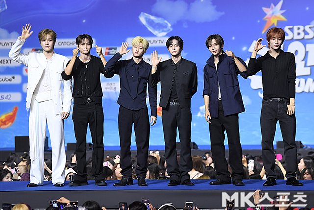 riize_archives's tweet photo. RIIZE at the 2026 SBS Gayo Daejeon Summer Blue Carpet. https://t.co/OJhJzDLQkg