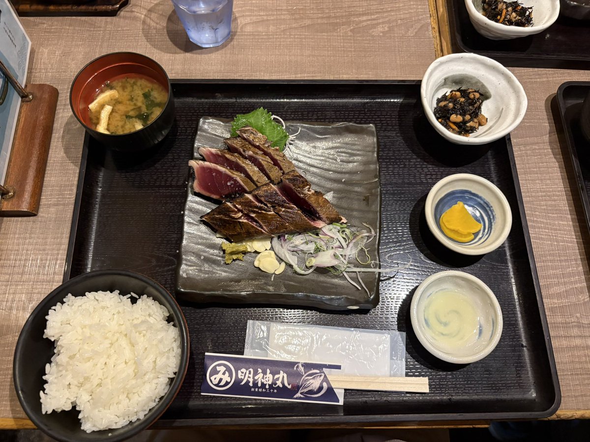 mistake_tea's tweet photo. 高知と言えばかつおのたたき...！
ということで明神丸で食べてきました👍
久々に食べたら本当に美味しかったです😋
やっばり塩ですね❗️ https://t.co/PY5S3YwqRk