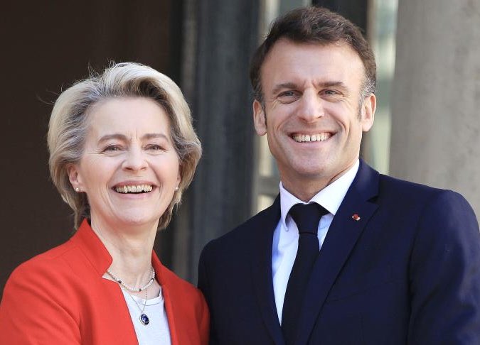 f_philippot's tweet photo. La honte ! ⤵️

Le gouvernement macroniste prévoit de désindexer une bonne partie des retraites de l’inflation l’an prochain pour économiser 3 milliards d’euros !
(cf : https://t.co/7irX2eZzTa)

3 milliards, c’est justement la hausse en 2027 de la contribution française au budget de l’UE !

Puis 4 milliards supplémentaires encore en 2028, etc. 🤦🏻‍♂️

➡️ Appauvrir les retraités français pour financer la délocalisation de nos usines en Pologne et les drones ukrainiens : voilà le projet ! 

On continue cette folie ? 
Non on sort de l’UE et on GARDE l’argent !