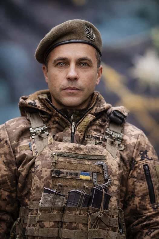 volodarskijo's tweet photo. Він народився в Башкортостані, а загинув за Україну: командир, який повертався на передову після десяти контузій.

Максим Воронцов, позивний "Ворон", народився в Башкортостані, але ще дитиною переїхав в Україну - на батьківщину мами. 

До війни він працював із металом, - власноруч виготовляв троянди, вкладаючи в них душу.

Коли прийшла велика війна, він пішов добровольцем, возив побратимів під шквальним вогнем, рятував людей, ставав командиром. 

Його нагороджували за героїзм, але він ніколи не кидався цим. Головною нагородою для нього було життя тих, кого він вивозив.

19 березня 2026 року під Великомихайлівкою на Дніпропетровщині "Ворон" віз своїх хлопців на позицію. Ворожий FPV-дрон атакував машину. 

Він загинув миттєво - виконуючи завдання до останньої секунди.

Так, уродженець Башкортостану, коваль троянд, що став воїном, віддав своє життя за Україну. Історія, яку варто пам'ятати.