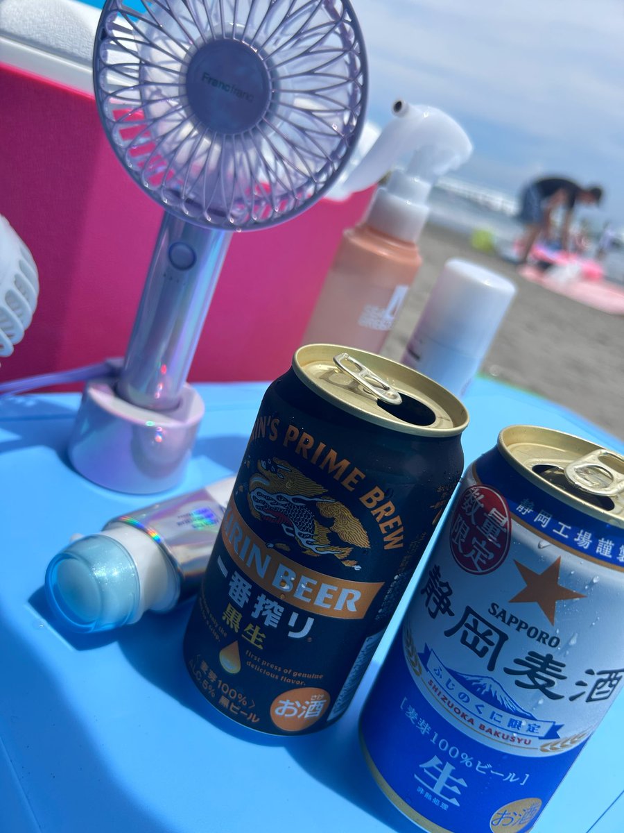 Ryuchankawamura's tweet photo. 今年も静波海水浴🏖️

波高め🌊
カンカン照りでなく風もありちょうどよい気候☀️

ひたすらビール🍺を飲んでます😹 https://t.co/UN4G9JOyxv