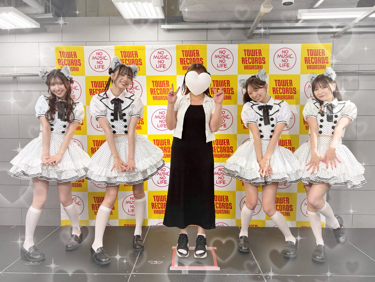 tws_marin's tweet photo. マリリンモンロー❕
めちゃくちゃにかわいいねえ🤍🖤
るかみりはしおらしい感じで、りりななはきゅるんな感じ〜

ありがとう🥹🫶🏻

毎回新規だから自分のポーズとかは考えてなくて棒立ちピースが真ん中にデーン！本当にジャマ😀笑

#わーすた https://t.co/RibsWV4PNB