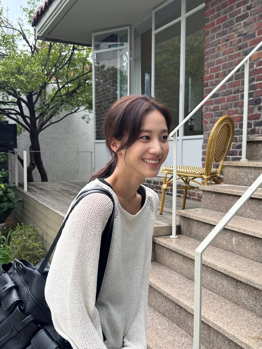 Hwayeyon's tweet photo. #todayiwalked with an open heart and a wandering gaze while enjoying every beautiful scene that welcomed me along the way. 🍃 https://t.co/4lHFGY8Yik